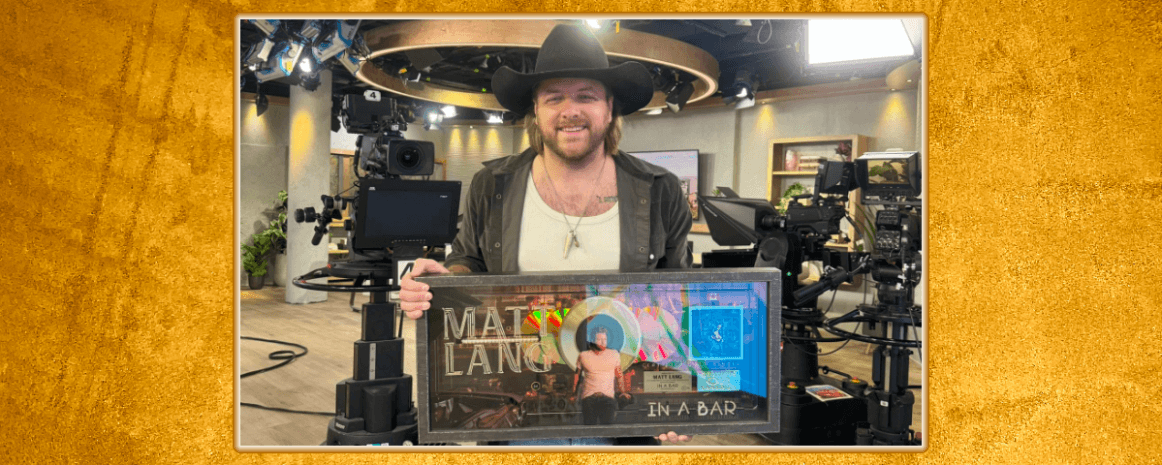 Matt Lang reçoit un single or pour sa chanson In a Bar